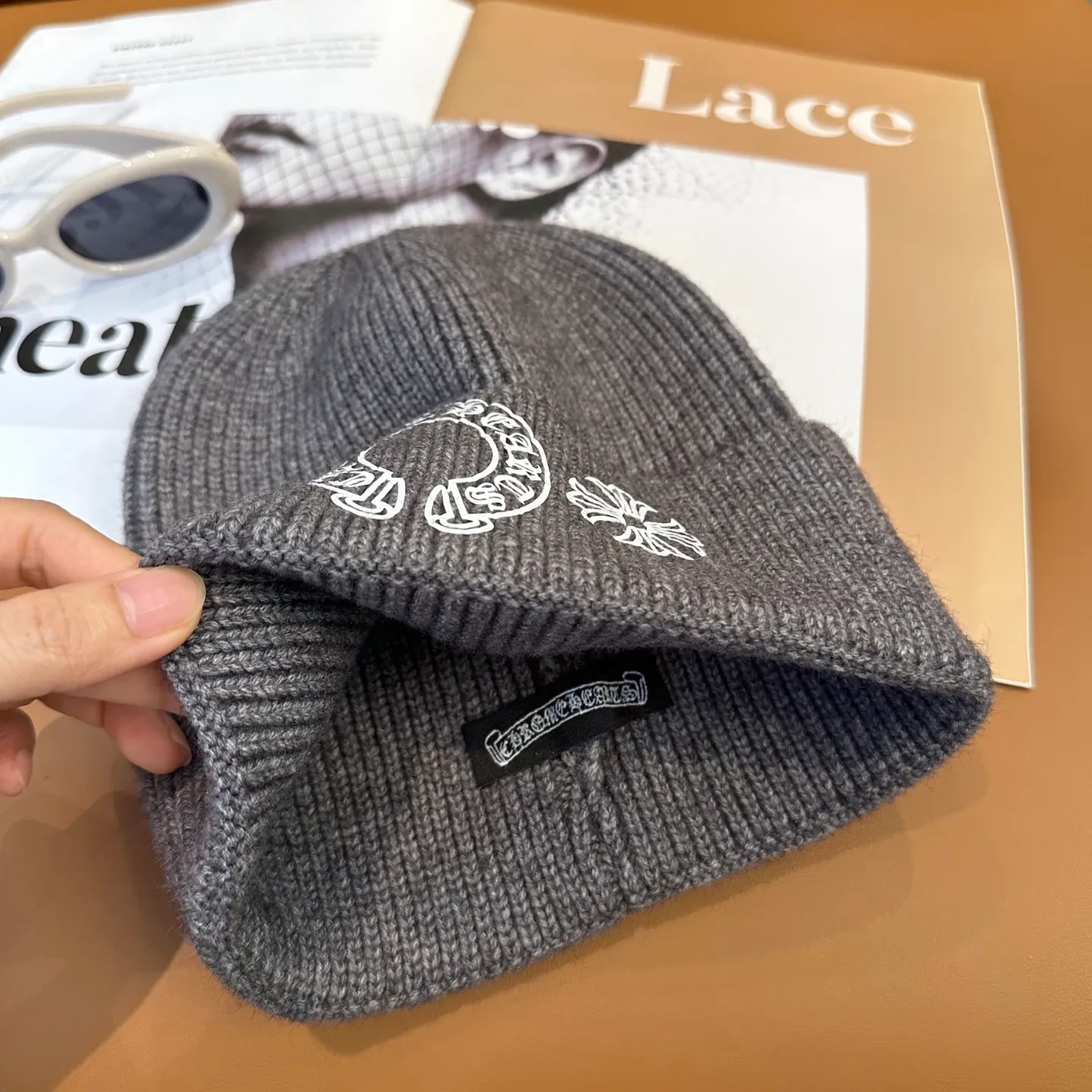 P70 🤍Chrome hearts new autumn and winter cross knitted hat🧶 One of the must-have hats in autumn and winter~ It really looks good on whoever wears it~, it is also a perfect match in black and white and gray in autumn~